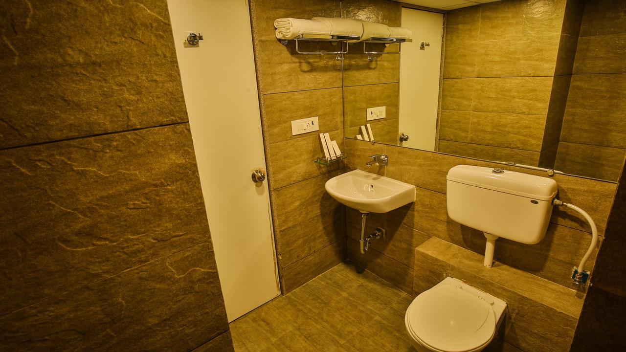 The Weekend Address Hotel Surat Ngoại thất bức ảnh