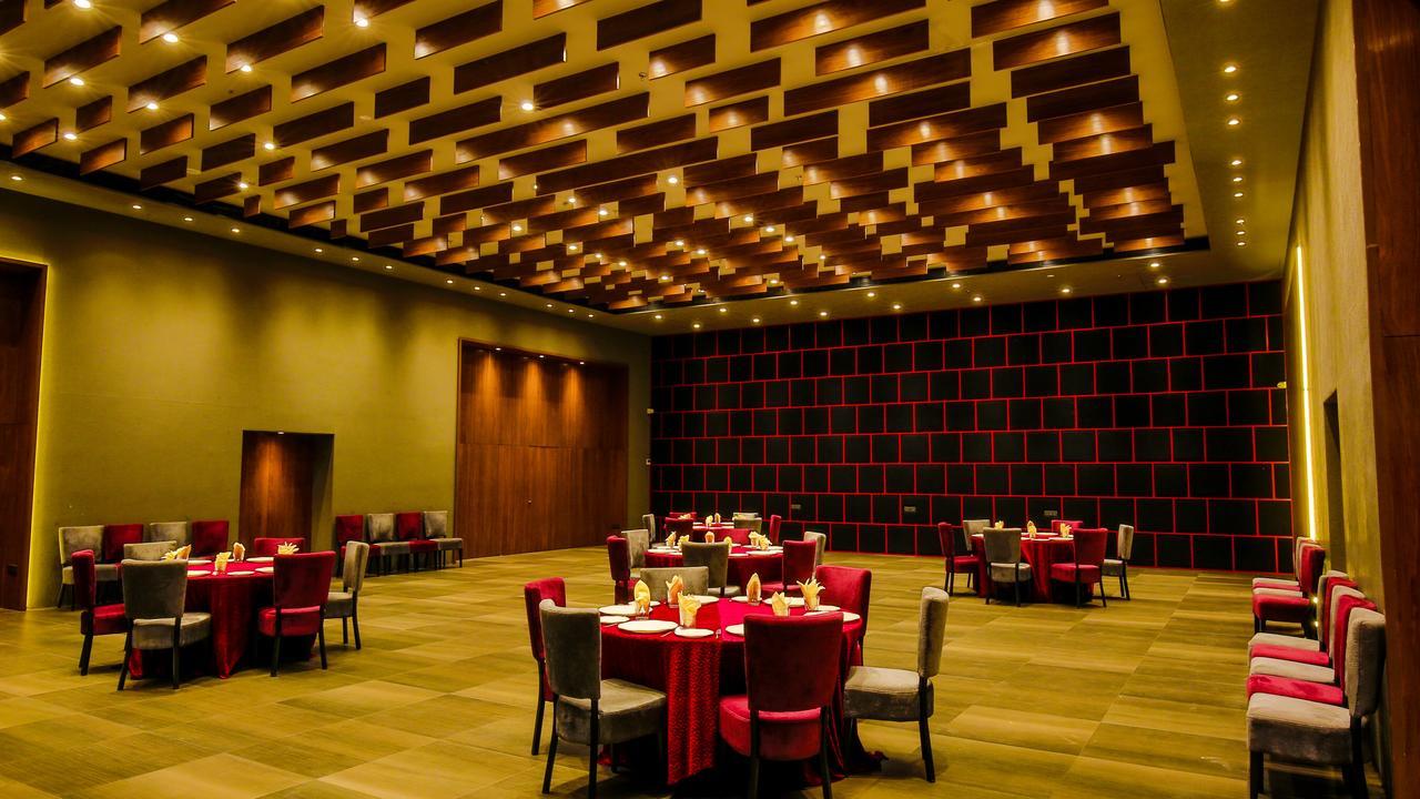 The Weekend Address Hotel Surat Ngoại thất bức ảnh