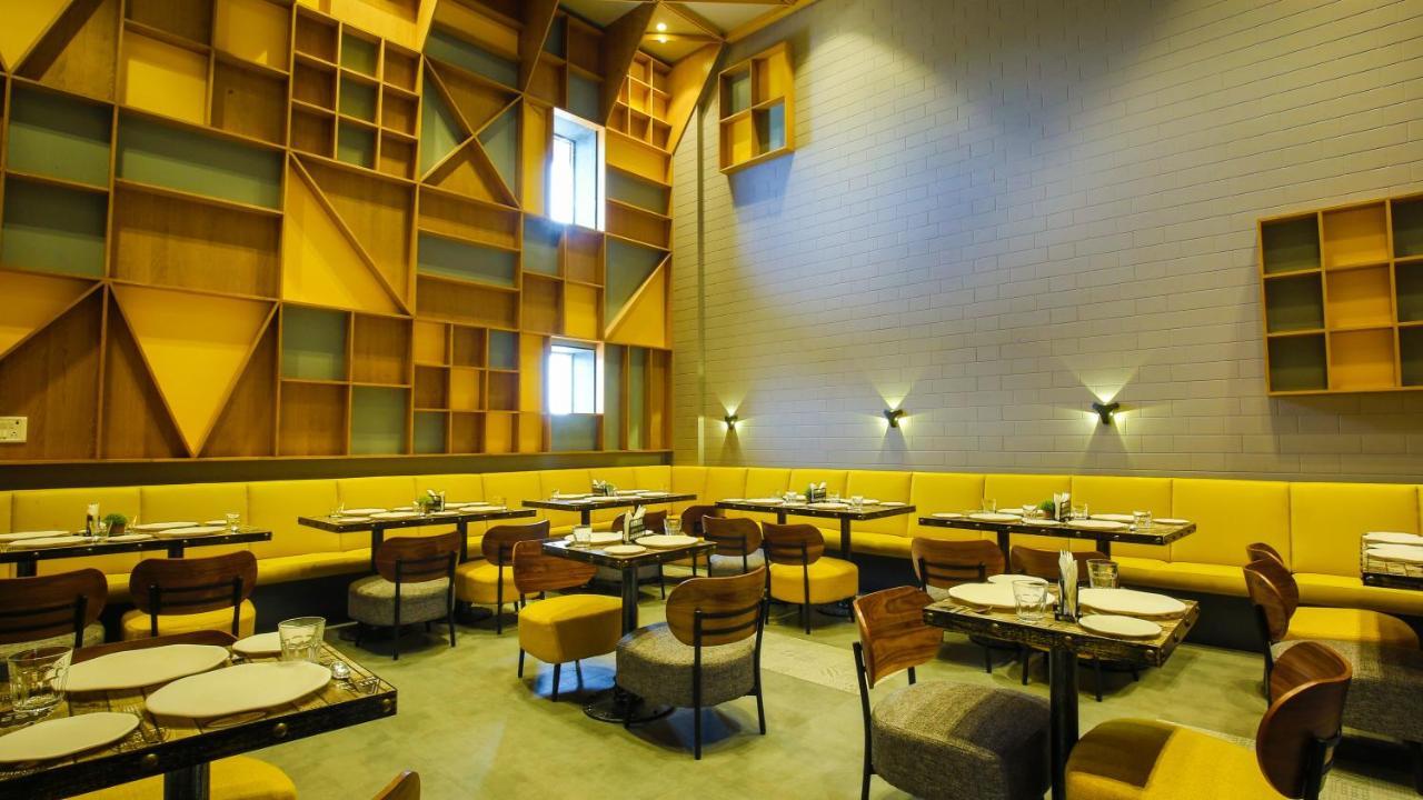 The Weekend Address Hotel Surat Ngoại thất bức ảnh