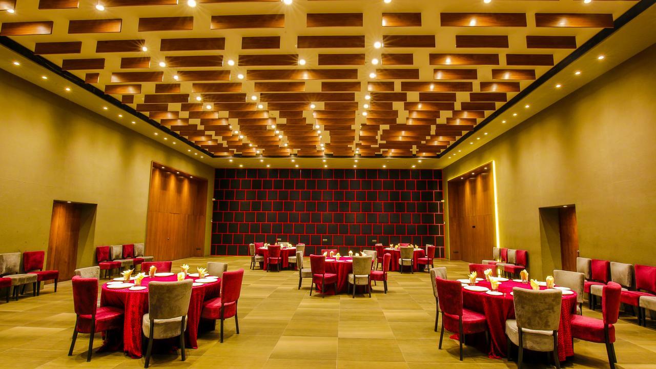 The Weekend Address Hotel Surat Ngoại thất bức ảnh