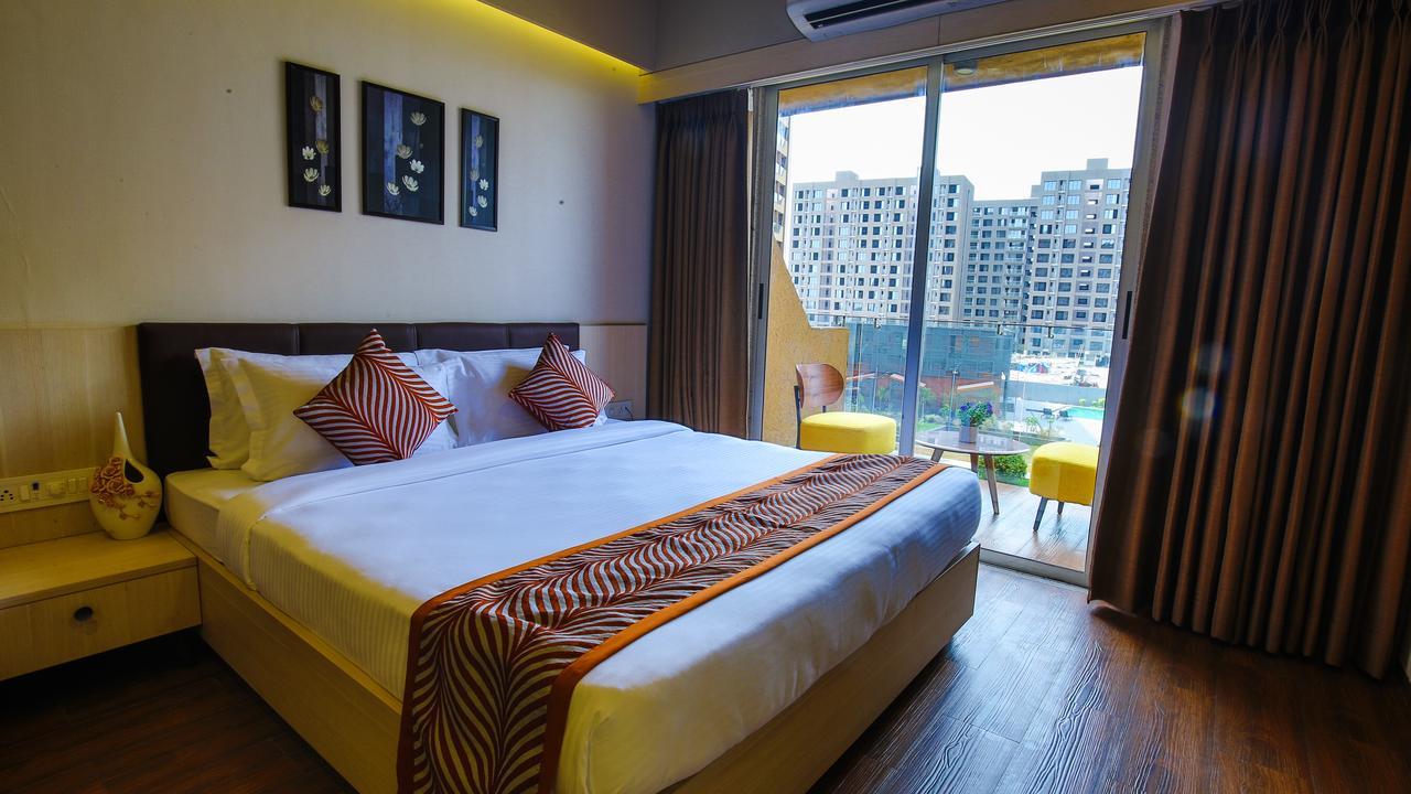 The Weekend Address Hotel Surat Ngoại thất bức ảnh
