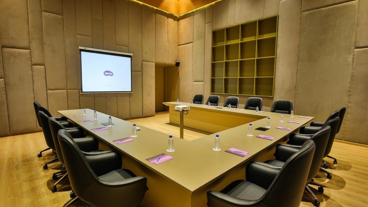 The Weekend Address Hotel Surat Ngoại thất bức ảnh