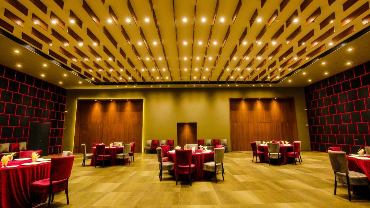 The Weekend Address Hotel Surat Ngoại thất bức ảnh