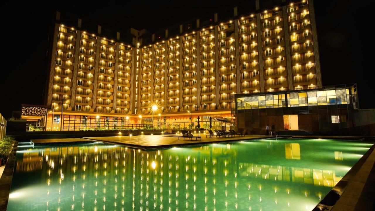 The Weekend Address Hotel Surat Ngoại thất bức ảnh